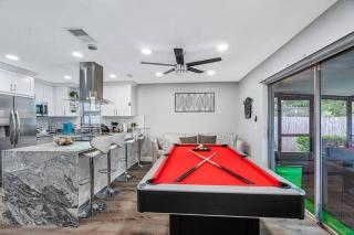 Stunning Heated Pool House Close to Tampa - 6