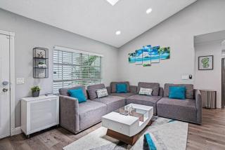 Stunning Heated Pool House Close to Tampa - 5