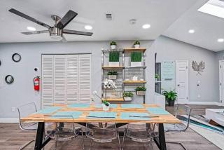 Stunning Heated Pool House Close to Tampa - 1