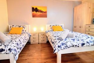 The Chinatown Home - Private Garden, NETFLIX, BBQ & Bar - 6