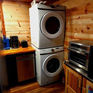The Windstorm Cabin - Pet-friendly & a 2-person Jacuzzi hot tub! - 3