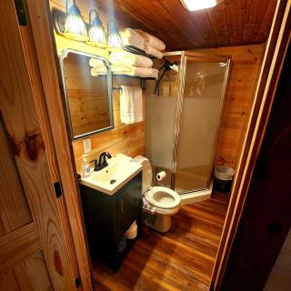 The Windstorm Cabin - Pet-friendly & a 2-person Jacuzzi hot tub! - 1