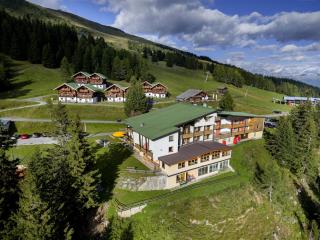 Chalet on Zettersfeld with Dolomite Views - 8
