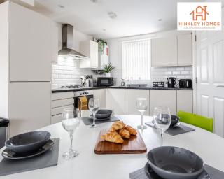 Newbuild 4bed - City Centre - Free secure parking! By Hinkley Homes Short Lets & Serviced Accommodation - 2
