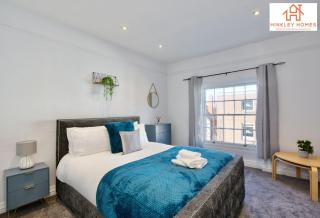The Highstreet Retreat - Luxurious, Central & Spacious! By Hinkley Homes Short Lets & Serviced Accommodation - Bridgwater - 4