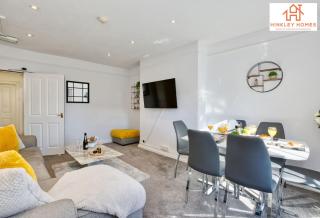 The Highstreet Retreat - Luxurious, Central & Spacious! By Hinkley Homes Short Lets & Serviced Accommodation - Bridgwater - 3