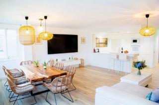 Beautiful spacious two bed facing the Ocean! - 3