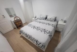 Habitaciones con baño compartido en bonito Apartamento en Badalona - 0