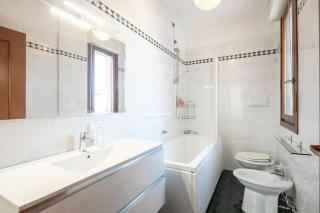 SUITE con 2 Balconi - 6 Guest - Prato - 9