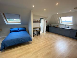 Lovely spacious loft close to train station - Worthing - 8
