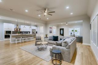 NEW 4 BDRM Home off St Mary’s Mins To Pearl/River! - San Antonio - 0