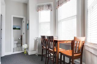 G5 KING BED central location museums FREE PARKING - 1