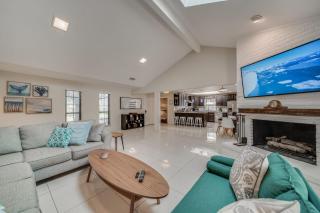 Central Plano 4-BD 2-BA Pool Retreat, Sleeps 10 - Plano - 9
