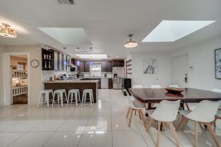 Central Plano 4-BD 2-BA Pool Retreat, Sleeps 10 - Plano - 8