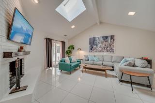 Central Plano 4-BD 2-BA Pool Retreat, Sleeps 10 - Plano - 6