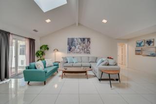 Central Plano 4-BD 2-BA Pool Retreat, Sleeps 10 - Plano - 5
