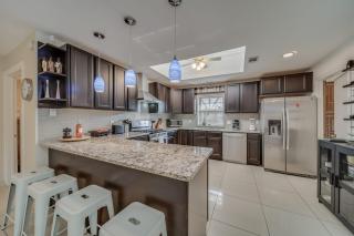 Central Plano 4-BD 2-BA Pool Retreat, Sleeps 10 - Plano - 4