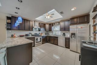 Central Plano 4-BD 2-BA Pool Retreat, Sleeps 10 - Plano - 3
