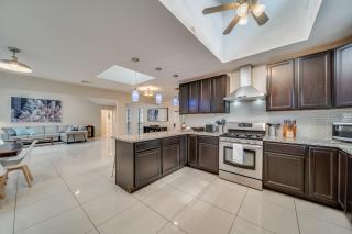 Central Plano 4-BD 2-BA Pool Retreat, Sleeps 10 - Plano - 2