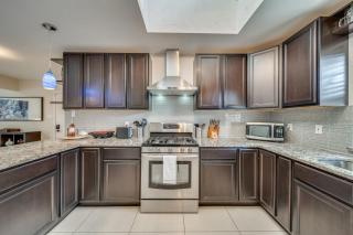 Central Plano 4-BD 2-BA Pool Retreat, Sleeps 10 - Plano - 1