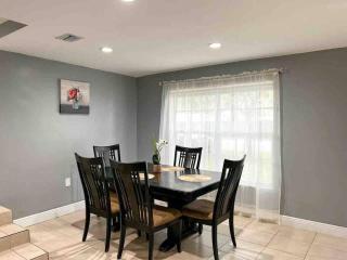 Hollywood Hideaway Spacious 2BR & Private Parking - Hollywood - 1