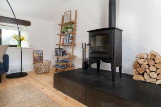 Porthcurno Barns, The Cart Lodge - Cosy cottage, walk to Porthcurno beach, Pedn Vouder & Minack Theatre - 1