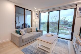 The Hamptons Central Luxe 2BR 2BA Pool and Free Parking - Canberra - 0
