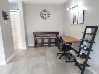 Modern Apartment at the Worthington - Kingston - 5