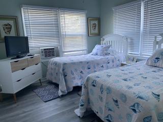 5 min to Beach Large Living Room Fenced Backyard BBQ Firepit Driveway Boat Parking - Lake Worth - 2