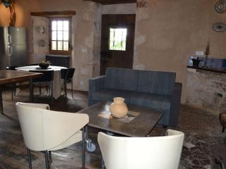 Prieuré du XVème restauré, jardin clos de 2000 m², piscine, cheminée, WiFi fibre, proche église - FR-1-653-219 - Beaulieu-sur-Sonnette - 6