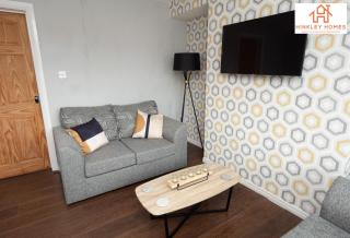 Lovely Refurbished Home - Free Parking-WiFi By Hinkley Homes Short Lets & Serviced Accommodation - 6