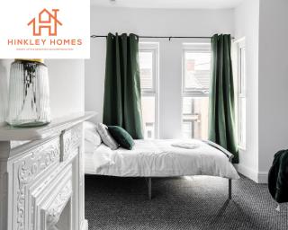 Comfy 4bed Home - Free Parking, Wifi - Long Stays Welcome By Hinkley Homes Short Lets & Serviced Accommodation - Litherland - 1