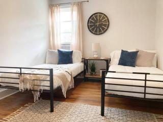 The Rustic Retreat- close to downtown - 9