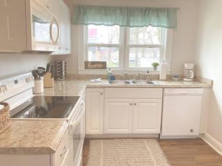 The Rustic Retreat- close to downtown - 6