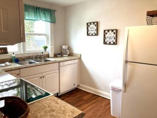 The Rustic Retreat- close to downtown - 5