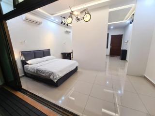 Stylish studio with bathroom and city view balcony at Palazio Taman Mount Austin Free Netflix by GDRAGON HomeStay - Johor Bahru - 7