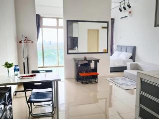 Stylish studio with bathroom and city view balcony at Palazio Taman Mount Austin Free Netflix by GDRAGON HomeStay - Johor Bahru - 8