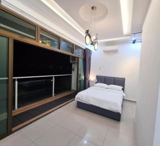Stylish studio with bathroom and city view balcony at Palazio Taman Mount Austin Free Netflix by GDRAGON HomeStay - Johor Bahru - 6