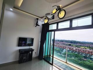 Stylish studio with bathroom and city view balcony at Palazio Taman Mount Austin Free Netflix by GDRAGON HomeStay - Johor Bahru - 4