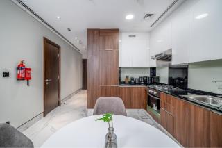 ALH Vacay - Unrivalled 1 Bedroom with Canal View - Dubai - 3