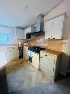 Copse View Lodge with Hot Tub - York - 5