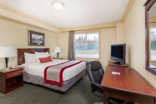 Ramada by Wyndham Hinton - 3