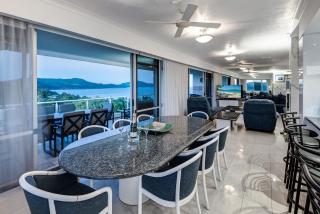 Yacht Harbour Tower 5 - Oceanviews, buggy and private lift access and valet service - Hamilton Island - 2