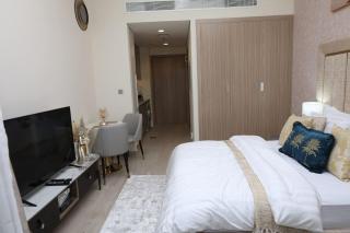 Superb Studio by The Creek view - Dubai - 6
