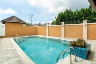 Luxury Living Modern Contemporary Home with Brand New Pool in Manor Park - Kingston - 9