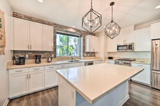 Stunning Oceanside Townhome - Walk to Beach! - 7