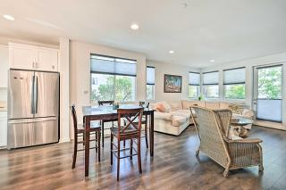 Stunning Oceanside Townhome - Walk to Beach! - 2