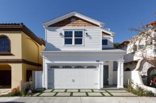 Beautiful 2 Story Right by the Water, Ocean View - 3