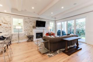 Beautiful 2 Story Right by the Water, Ocean View - Long Beach - 5