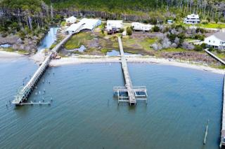 Shipwrecked Shack Waterfront House Boat on Land - Sealevel - 8